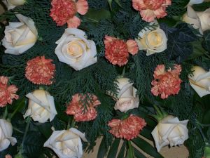 Kranz mit Rosen und Nelken  (2)